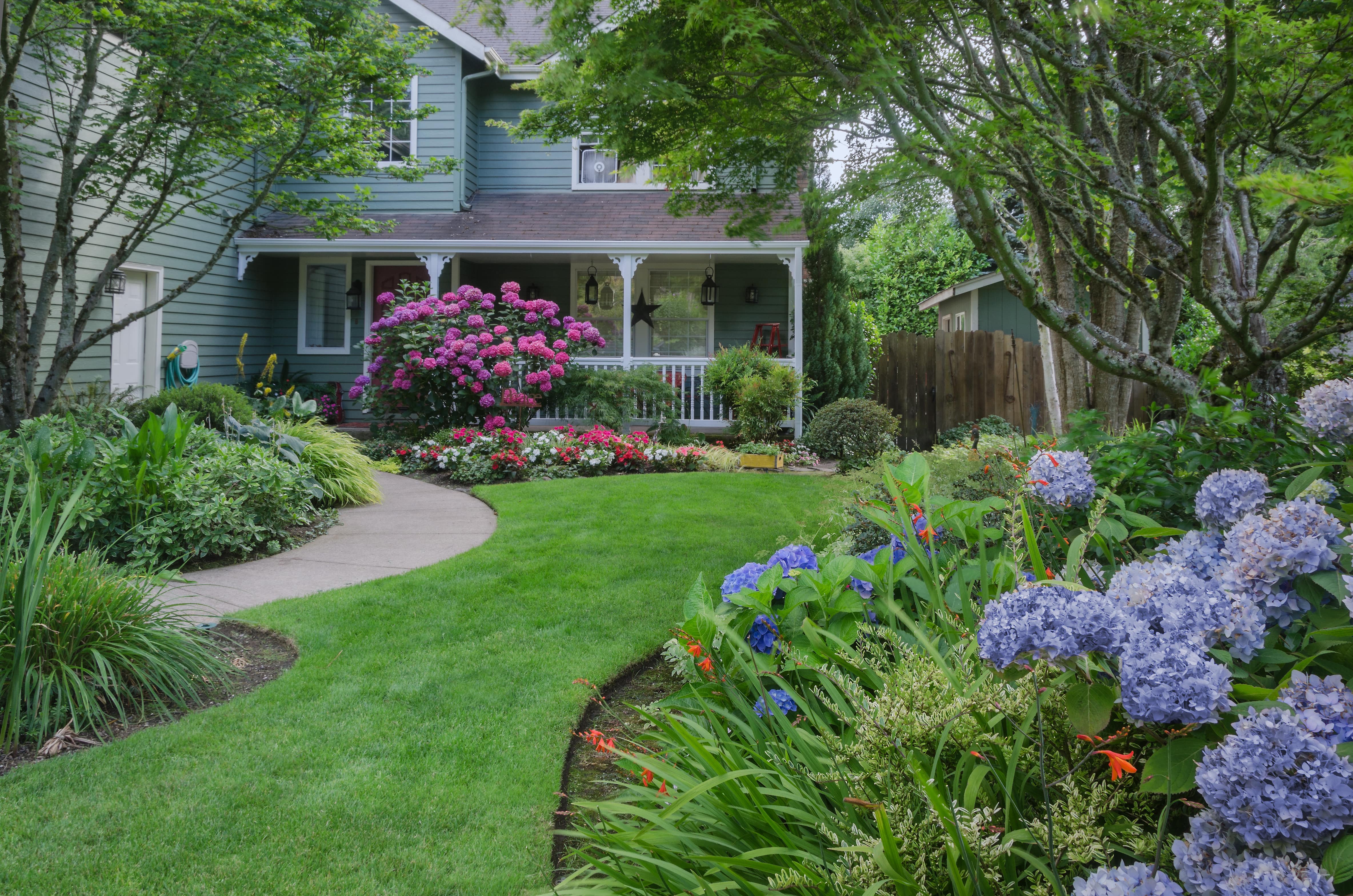 Bed Maintenance service by Midgard Mowing